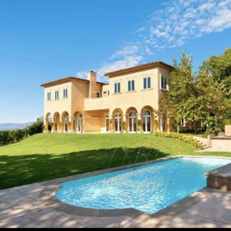 Nicki Minaj's mansion features swimming pool.
